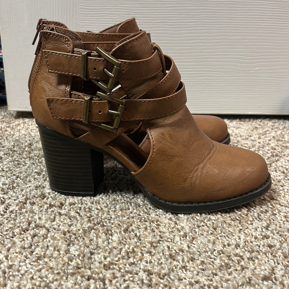 Soda ankle bootie size 6